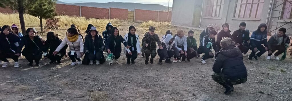 El instructor enseñando los ejercicios.