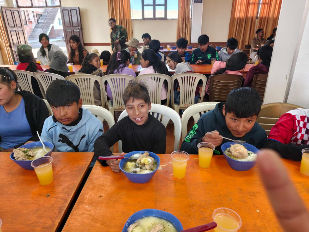 Participantes de la fundación degustan del riquísimo almuerzo.