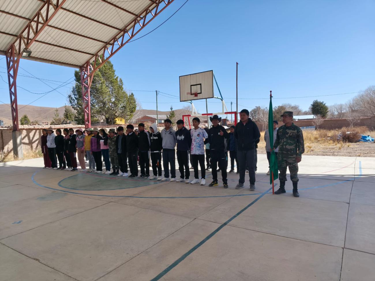 El grupo verde formando antes de ir a los juegos.