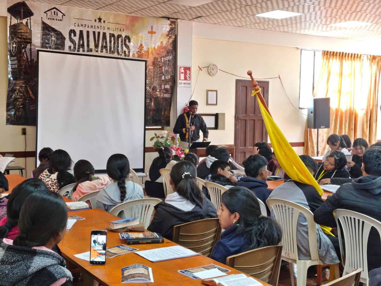 El pastor Juan Caballero enseñando acerca de la Salvación.