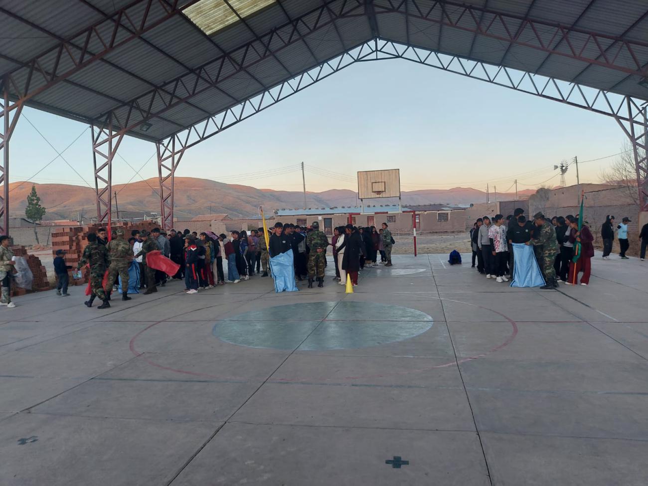 Todos los grupos participando de la dinámica a la voz de mar.