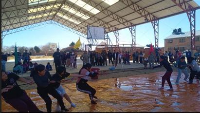 Dos grupos tirando fuerte de la soga para demostrar la fuerza del equipo.