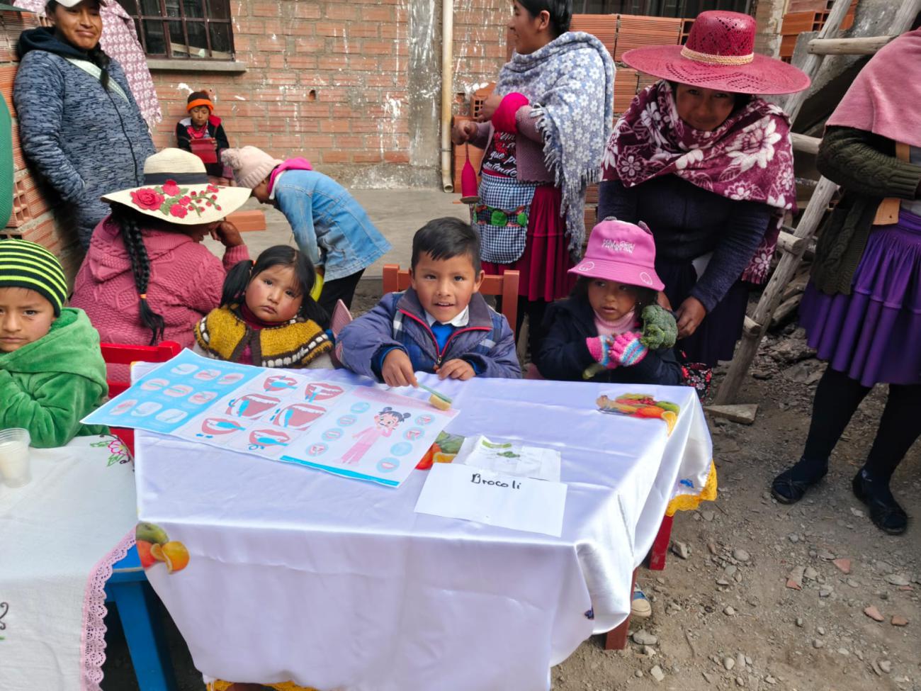 Un niño enseñándonos como debemos cepillarnos los dientes.