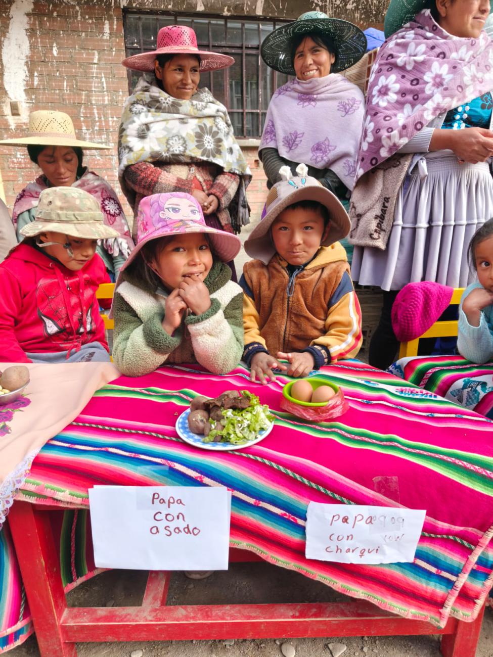 Mostrando los alimentos delicioso preparados por los niños y su mamas.