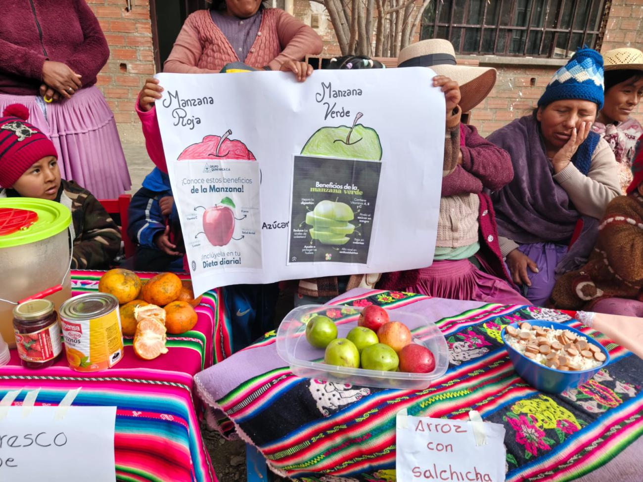 Las frutas como la manzana nos aportan con vitaminas A, B, y C a nuestro cuerpo.