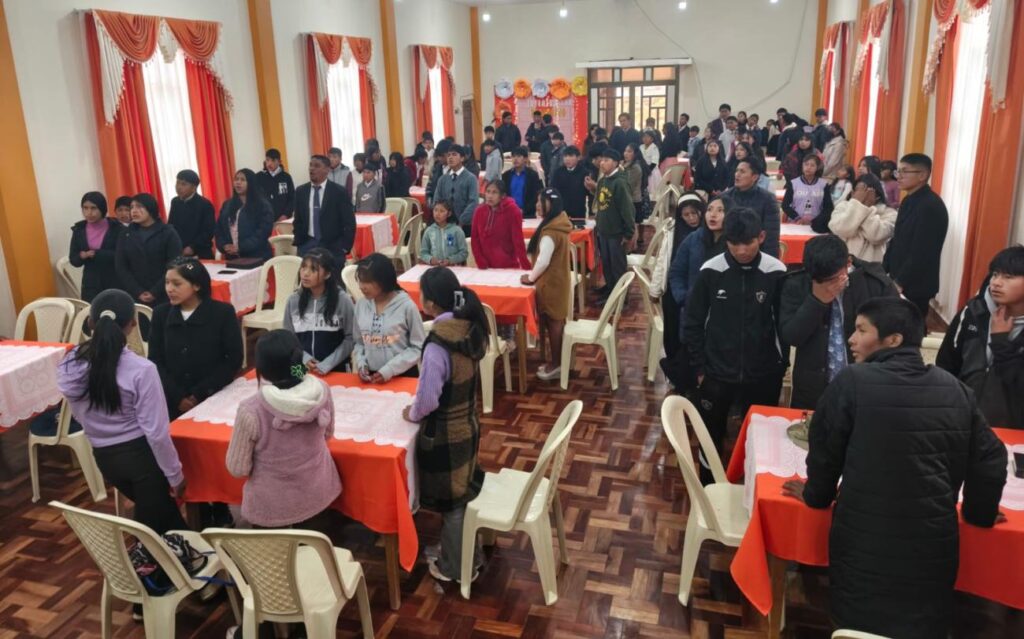 jóvenes y señoritas en oración.