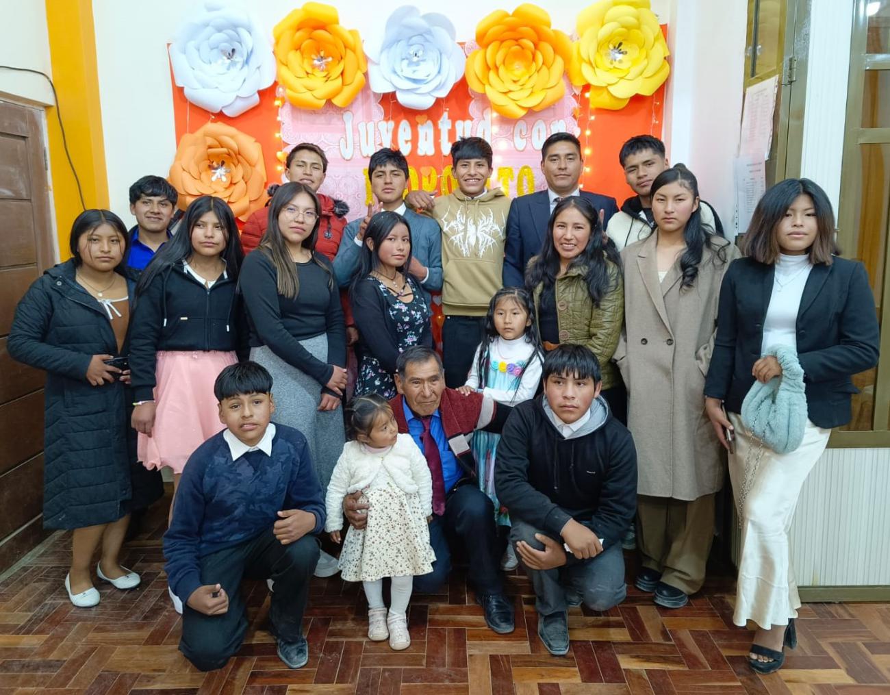 Jóvenes de la iglesia y de la Fundación teniendo su recuerdo.