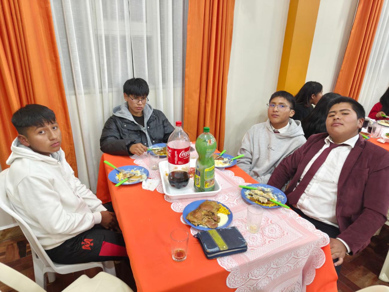 Jóvenes apunto de degustar la cena.