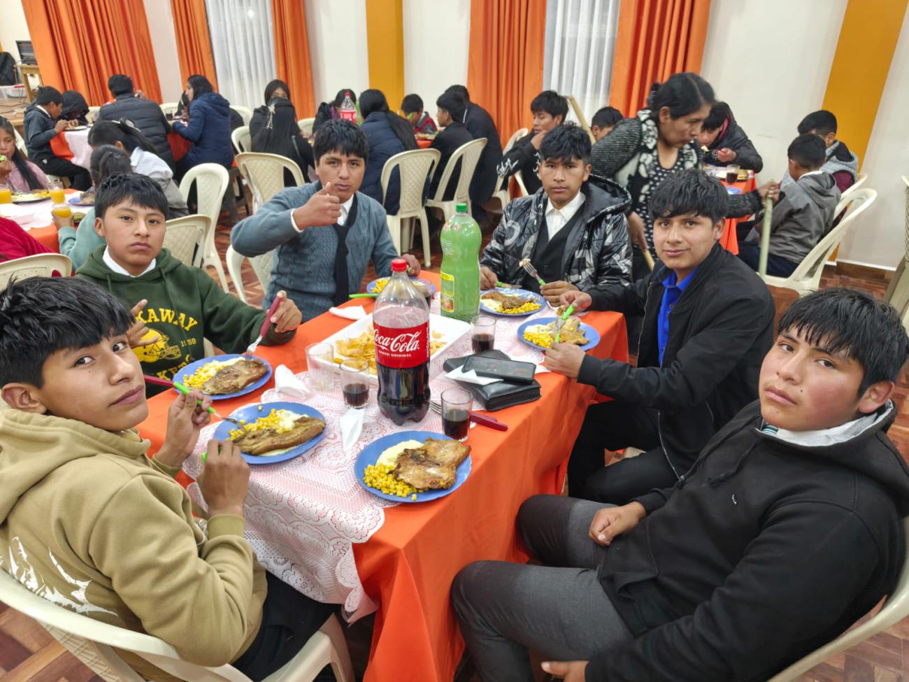 Jóvenes disfrutan de la cena que la fundación preparo.