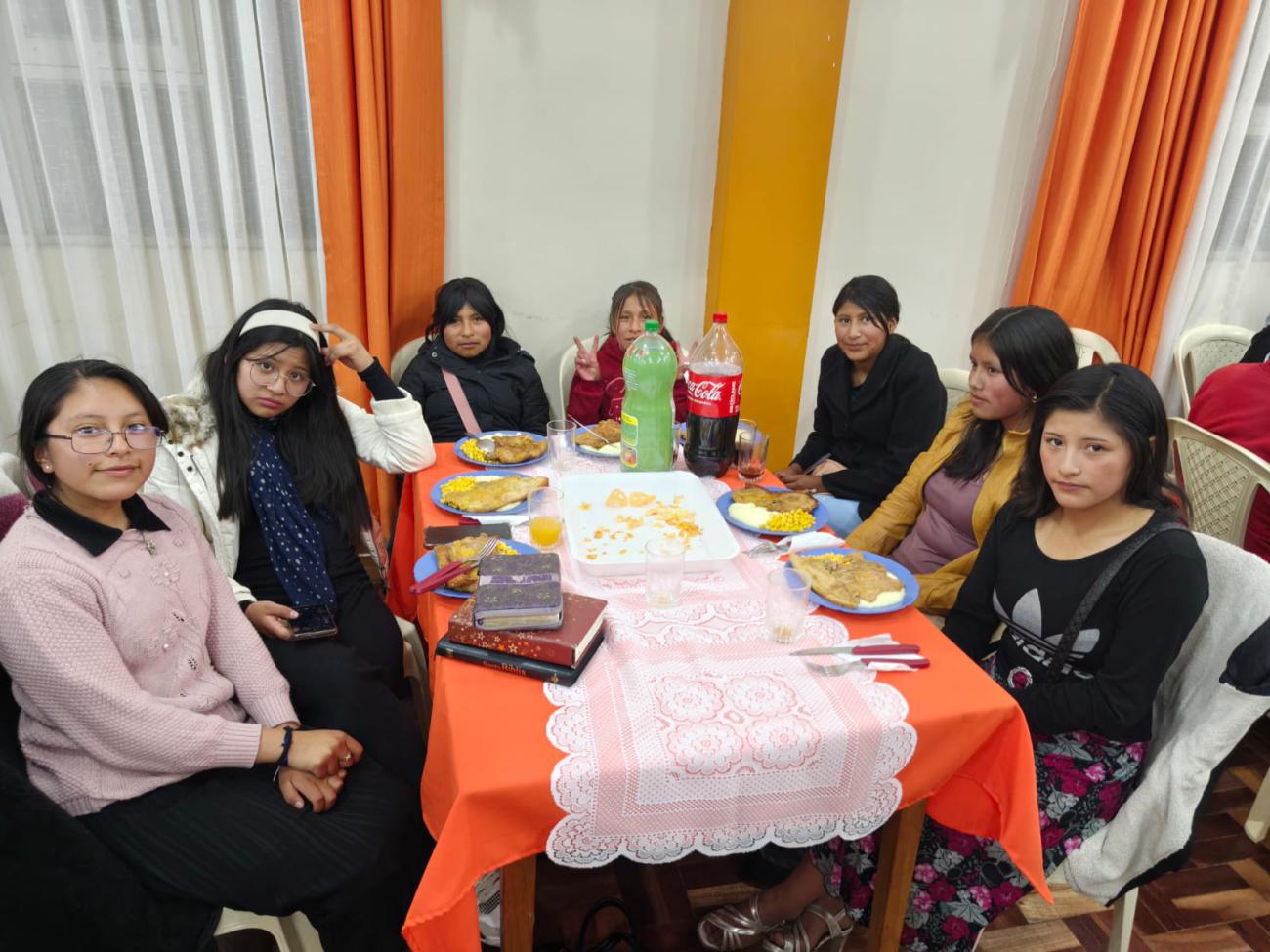 Las señoritas de la Fundación a punto de degustar la cena preparada por los tutores.