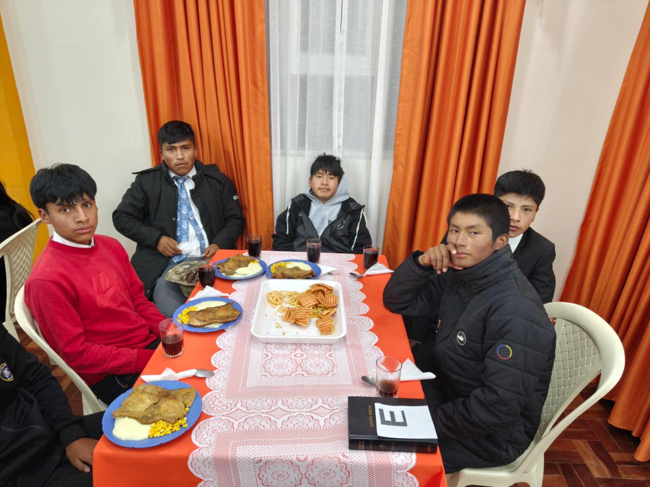 Jóvenes apunto de degustar la cena.