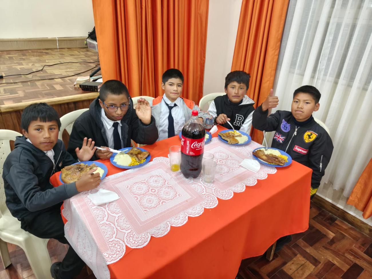 Jóvenes saludando alegres por la cena de gala