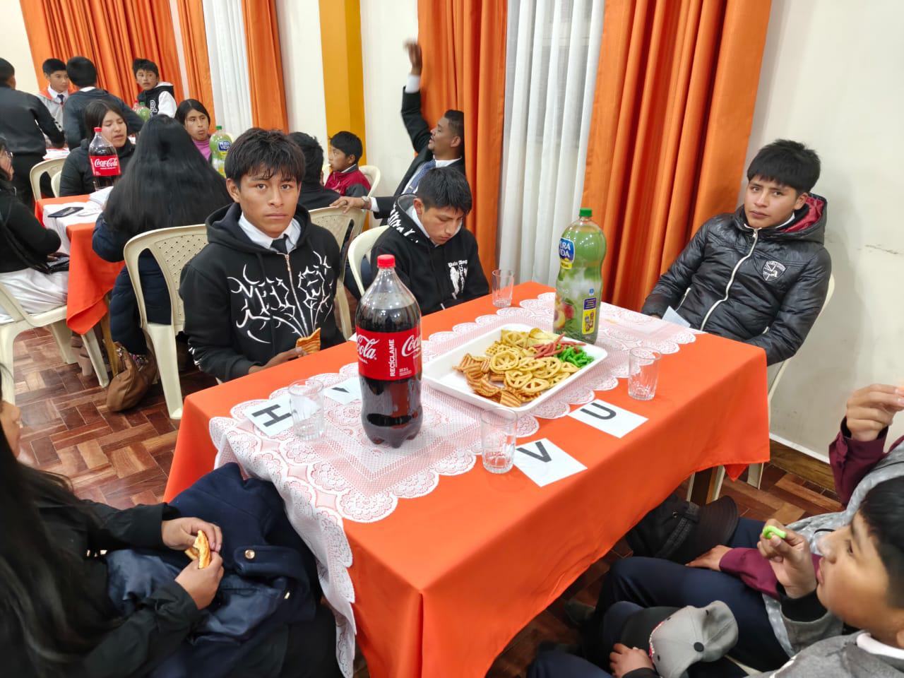 En el tiempo de dinámicas disfrutando de los bocaditos.