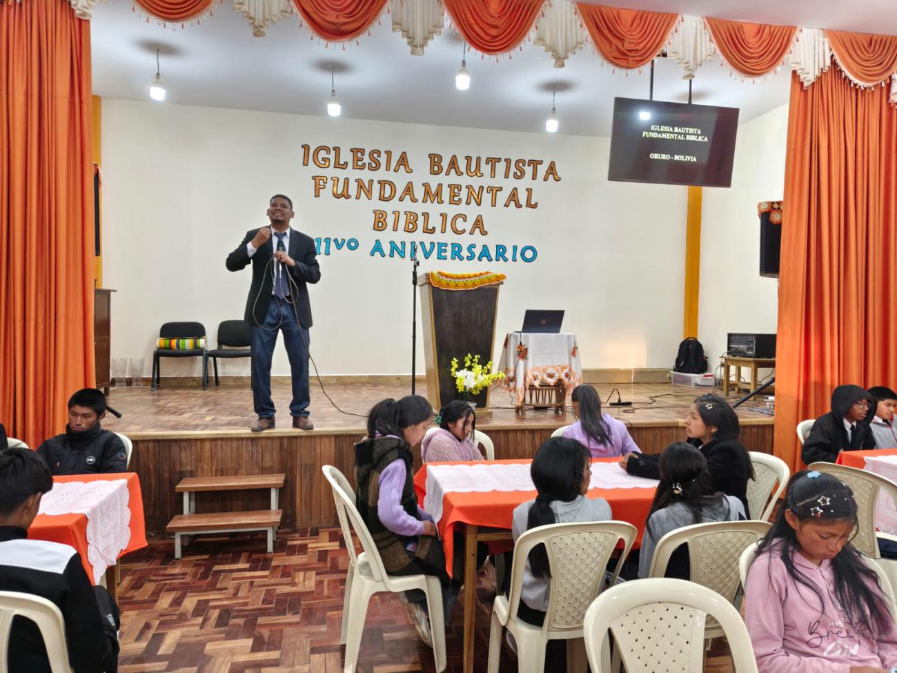 Pastor invitado en el tiempo de predica.